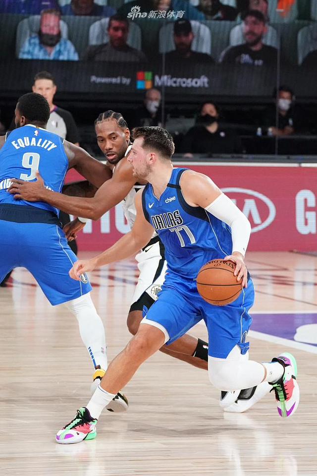 卫披上红白 卫披上红白